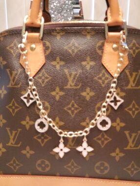 ⚜️BAG CHARM CLOVER MONOGRAM FLEUR & QUATREFOIL    NEW